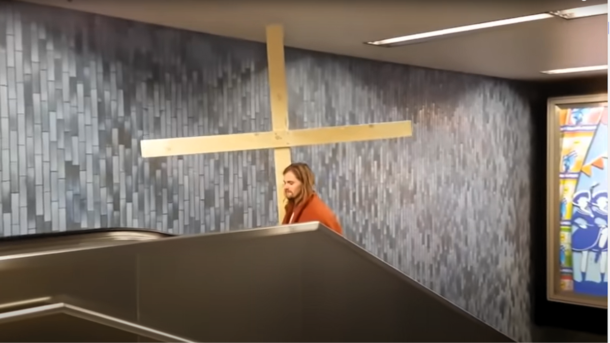Internet-Hit und Meme "kölscher Jesus" auf Rolltreppe