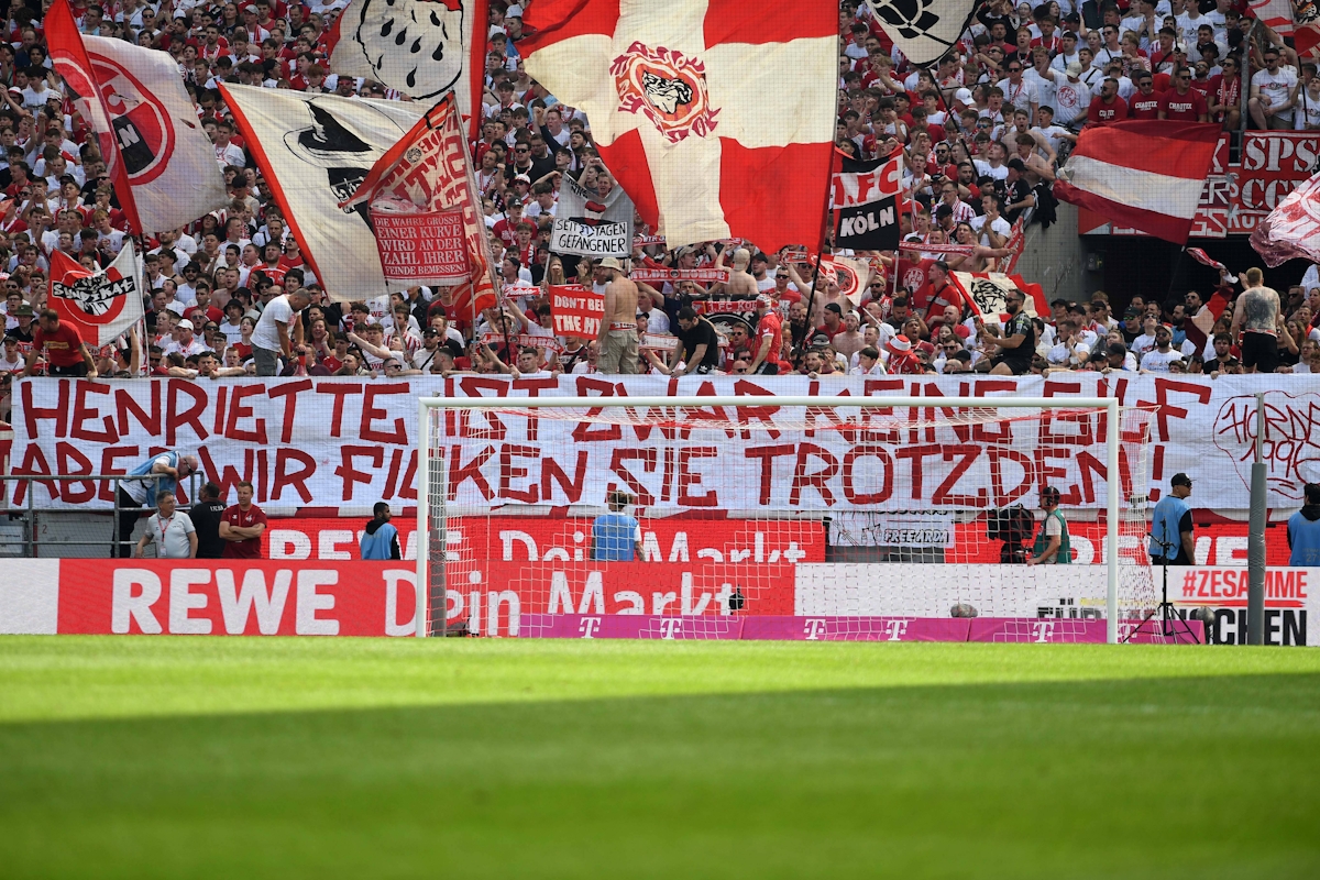 FC Köln Fans mit Banner gegen Reker