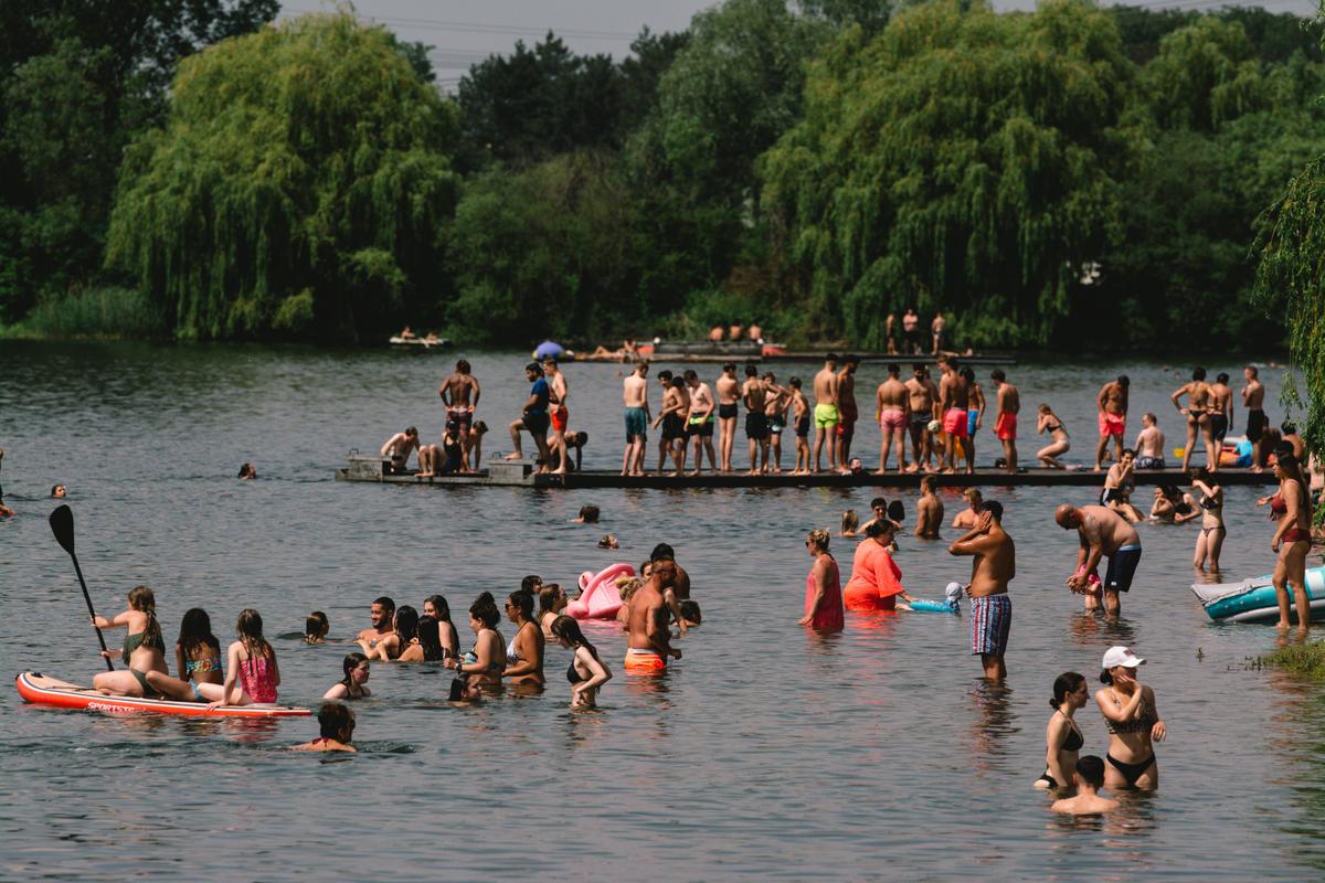 Menschen schwimmen im Fühlinger See