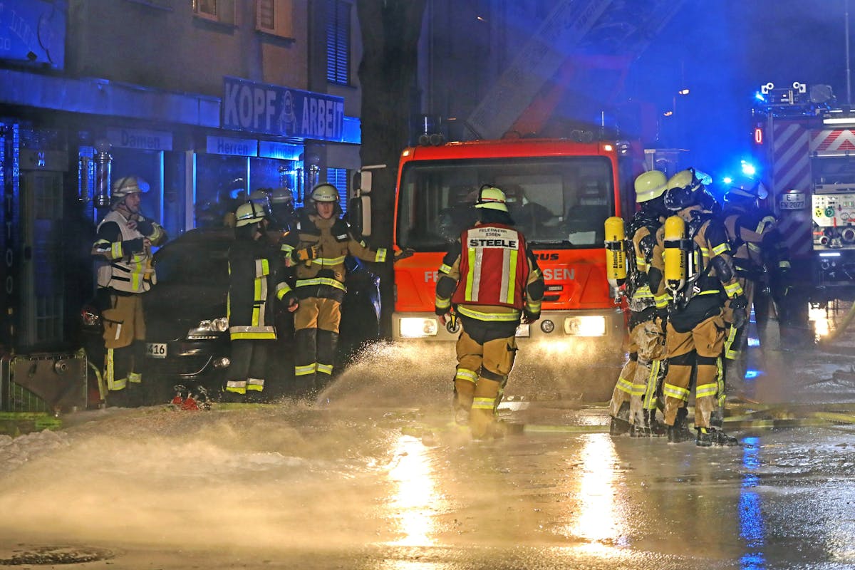Die Feuerwehr beim Rettungseinsatz nach einer Explosion in einem Wohnhaus