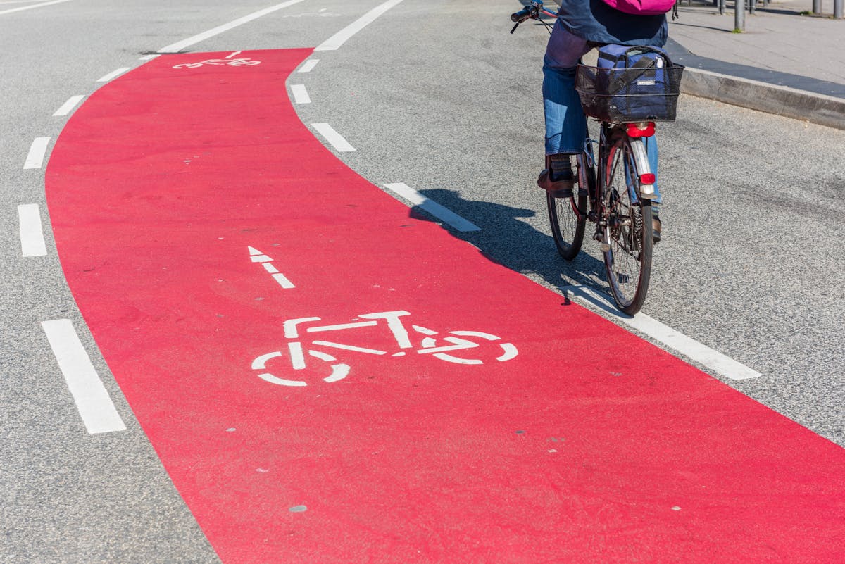 Ein roter Radstreifen für Radfahrende