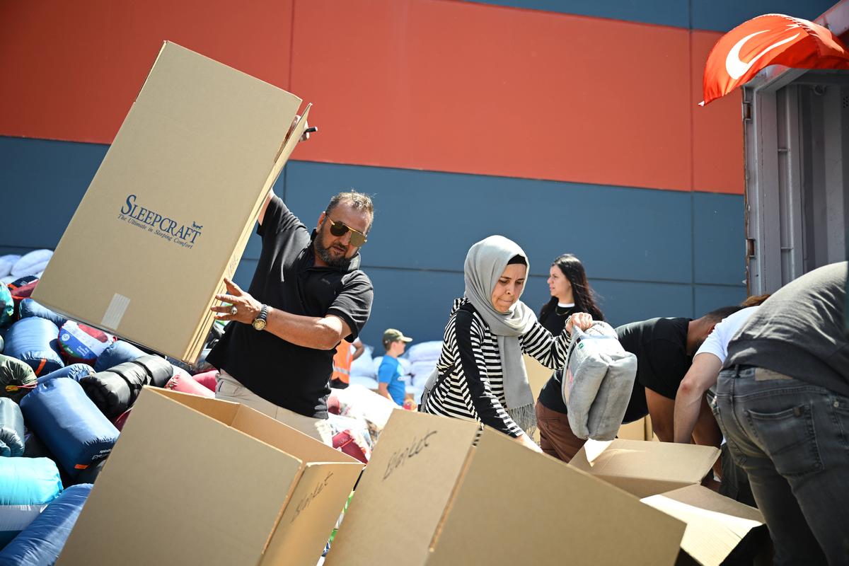 Türkische Gemeinschaft in Köln hilft Spenden für die Betroffenen in der Türkei zu organisieren.