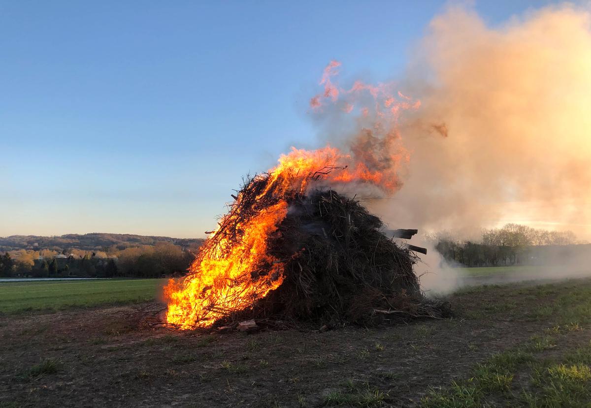 Traditionelles Osterfeuer