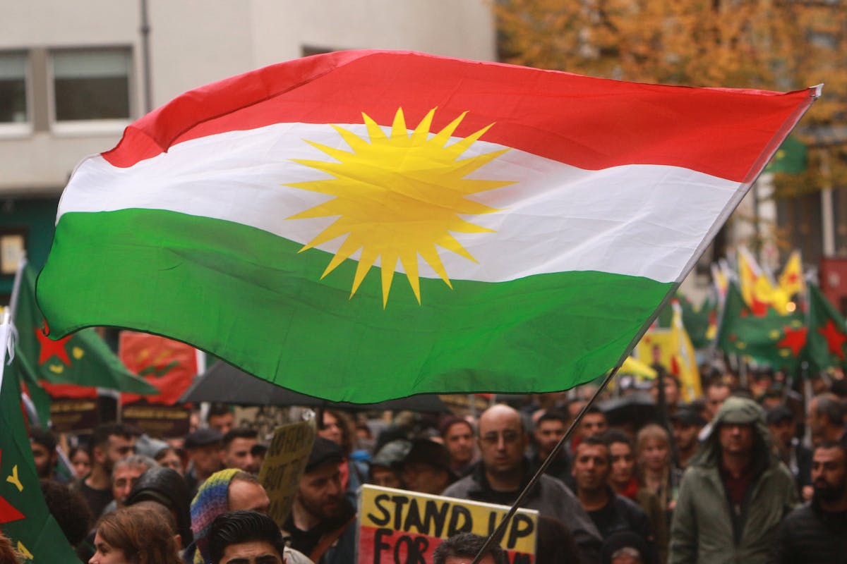 Kurdische Flagge IMAGO