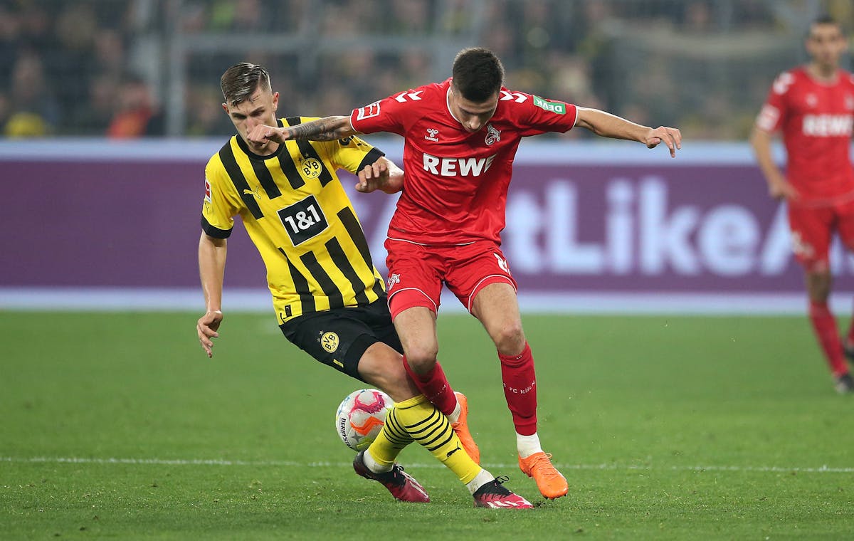 Fussball 1. Bundesliga 2022 2023, 25. Spieltag, Borussia Dortmund - 1. FC Köln, im Signal-Iduna-Park Dortmund. (L-R) Nico Schlotterbeck (Borussia Dortmund) gegen Denis Huseinbasic (Köln) 