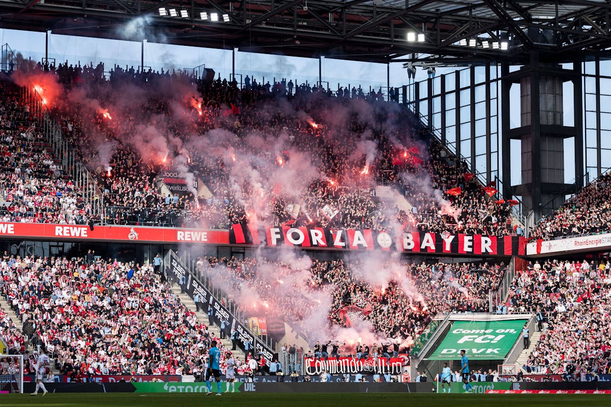 Bengalo-Feuer Leverkusen Derby