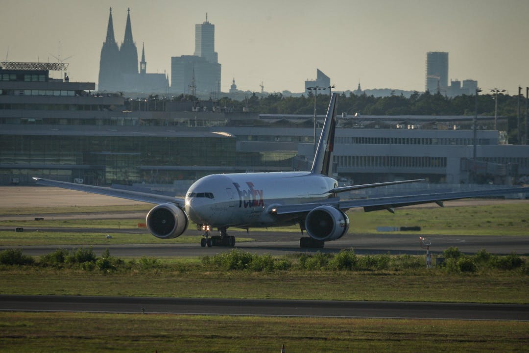 Flugzeug beim Flughafen Köln-Bonn