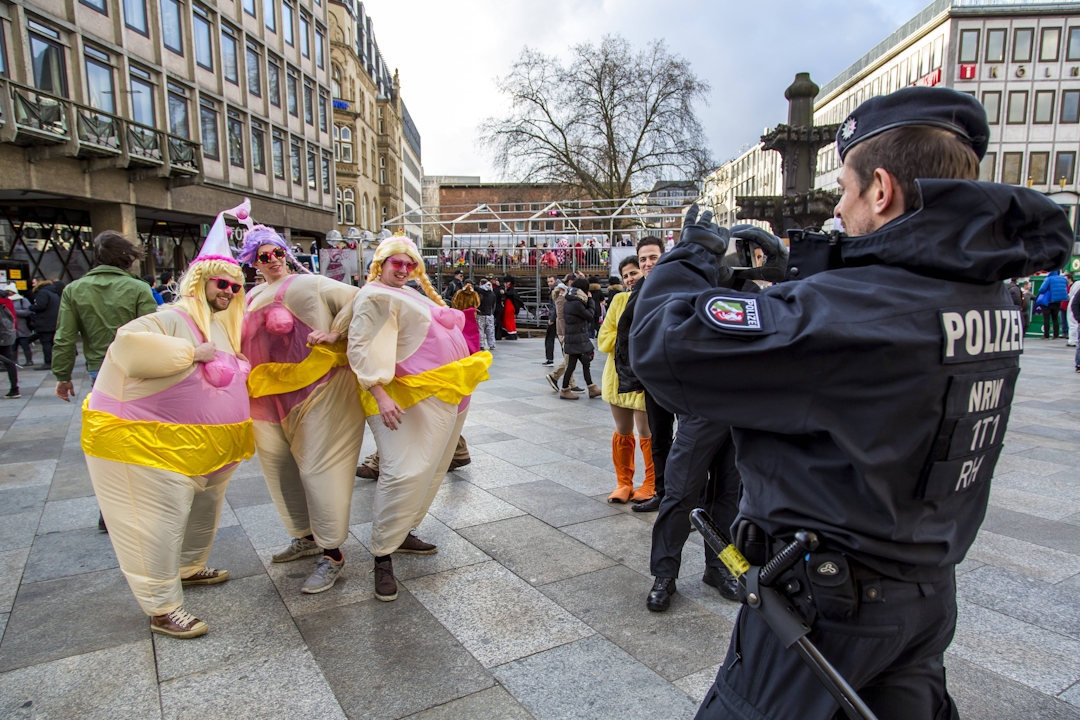 Polizei und Karnevalisten
