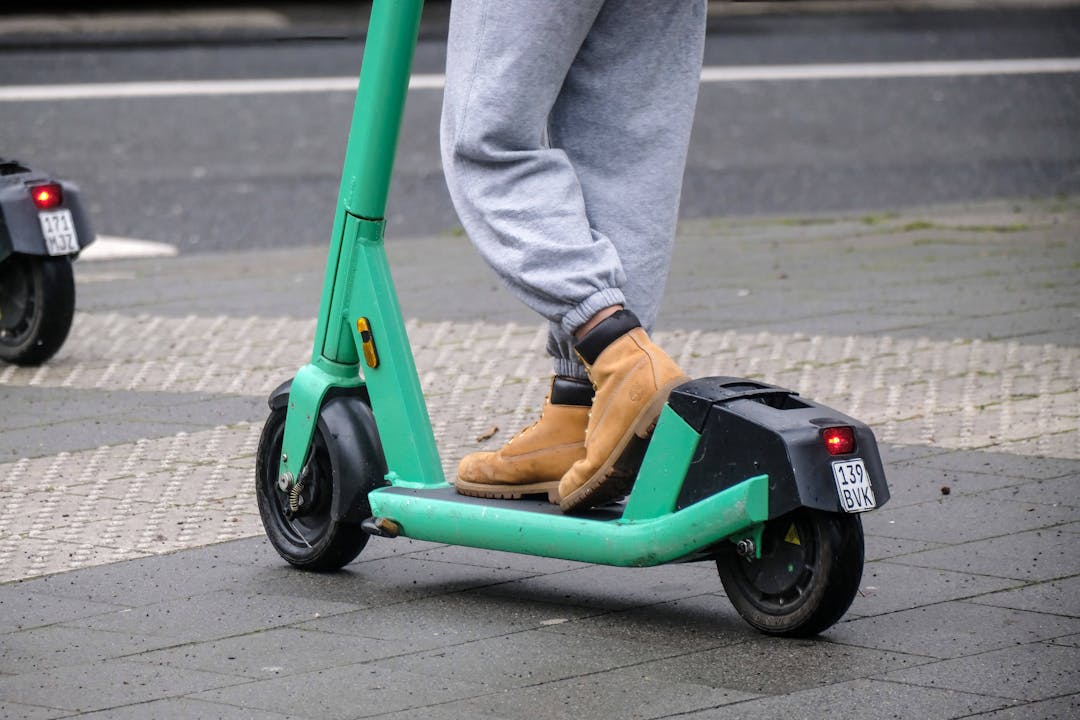 mann fährt auf einem Escooter