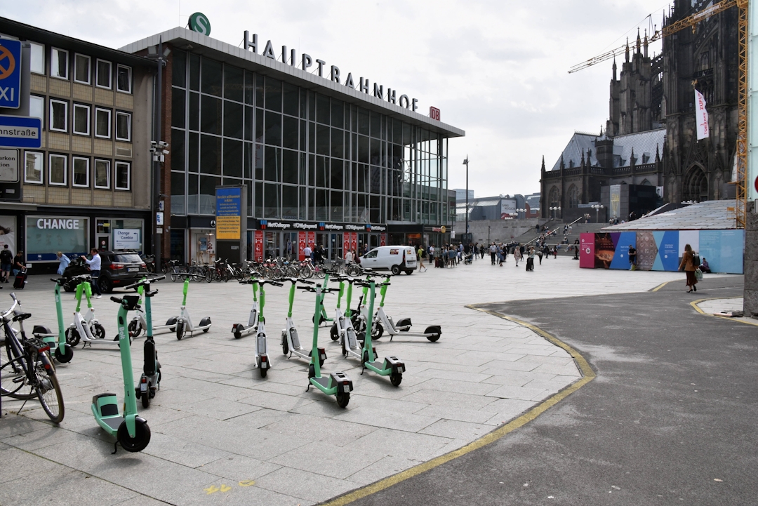 E-Scooter vor dem Kölner Hauptbahnhof. Sollen sie bleiben oder nicht?