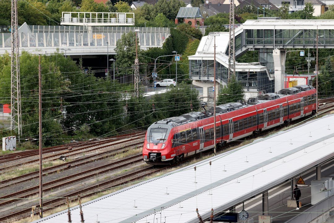Ein Zug startet aus dem Hbf in Siegen