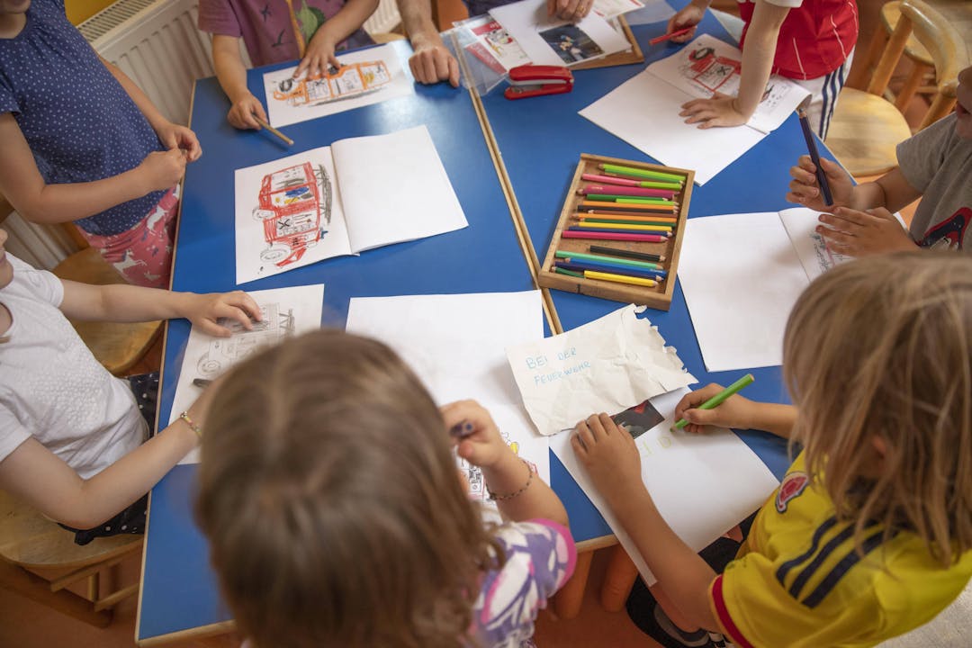 Kinder malen mit Buntstiften in einer Kölner Kita