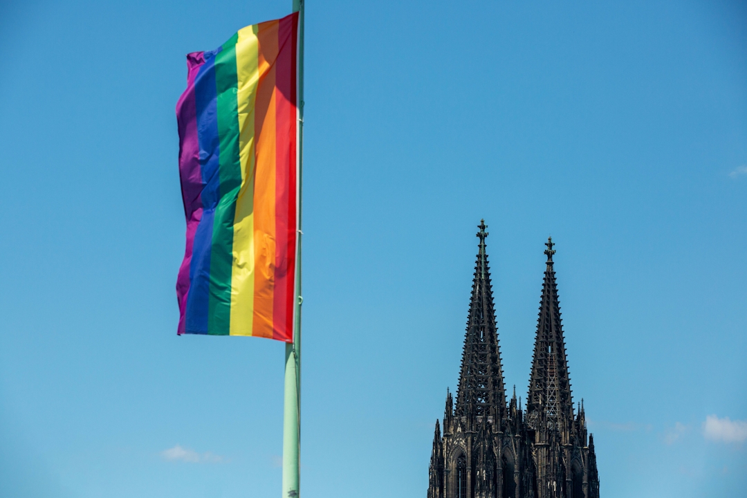 LGBTQIA+ Fahne am Kölner Dom
