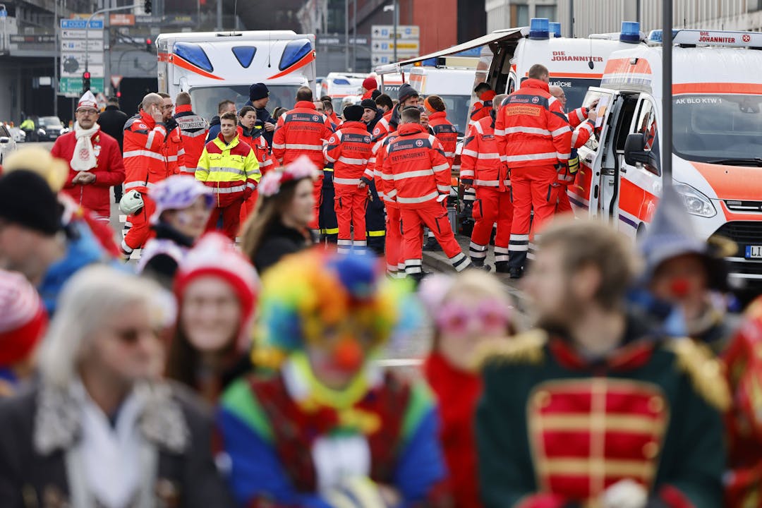 Rettungskräfte Krankenwagen Rosenmontag Karneval