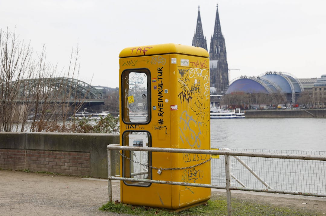 Woher kommt eigentlich… die alte Telefonzelle am Rhein?