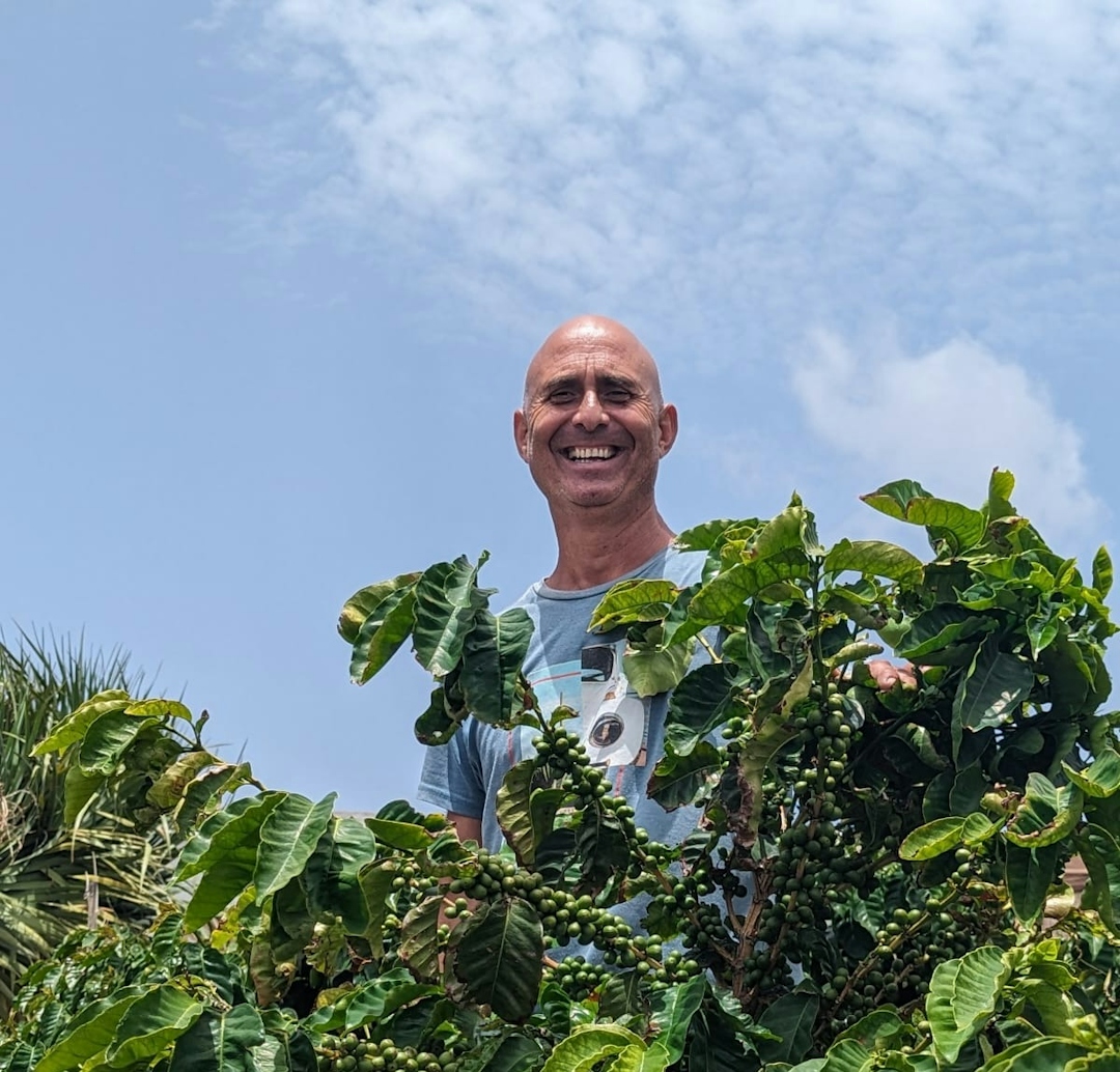 Der Kaffeefarmer Fran zwischen seinen Pflanzen auf La Gomera