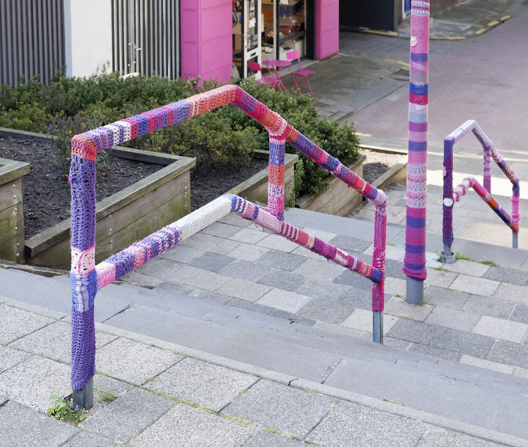 Kunst auf der Straße: Ein umstricktes Geländer 