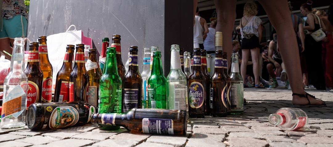 Leere Bierflaschen in der Kölner Innenstadt