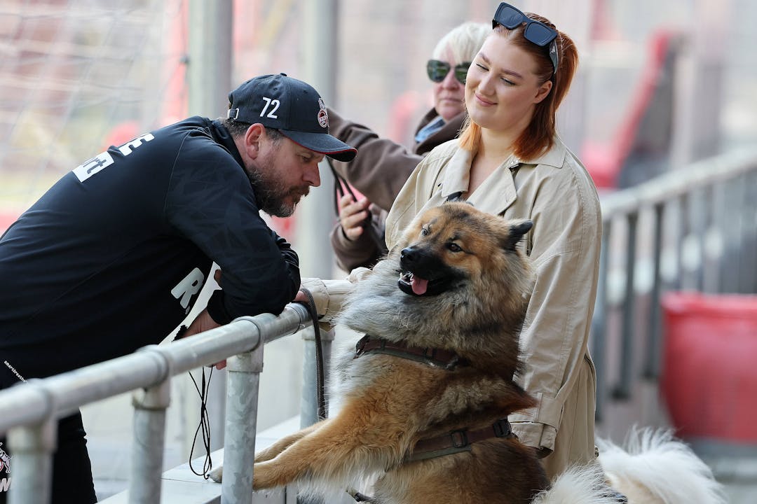 Emilia mit Vater Steffen Baumgart und Hund