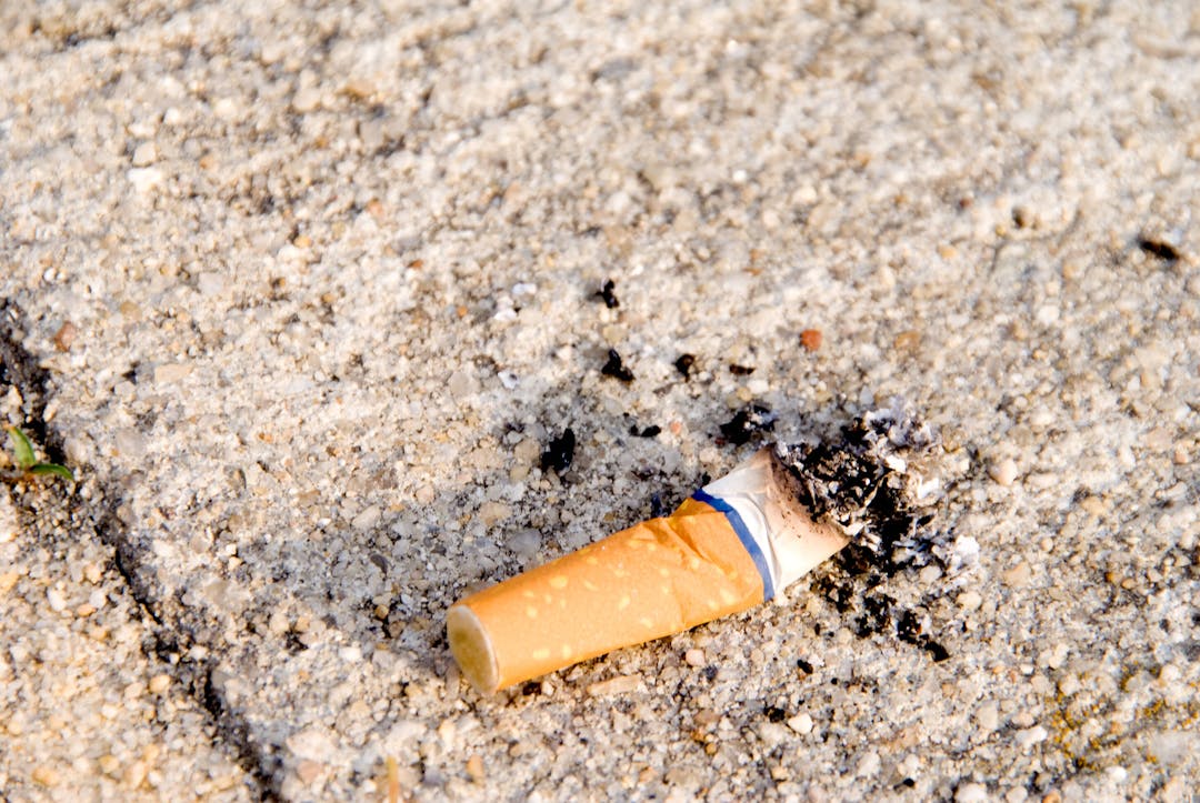 Achtlos entsorgte Zigarettenkippe