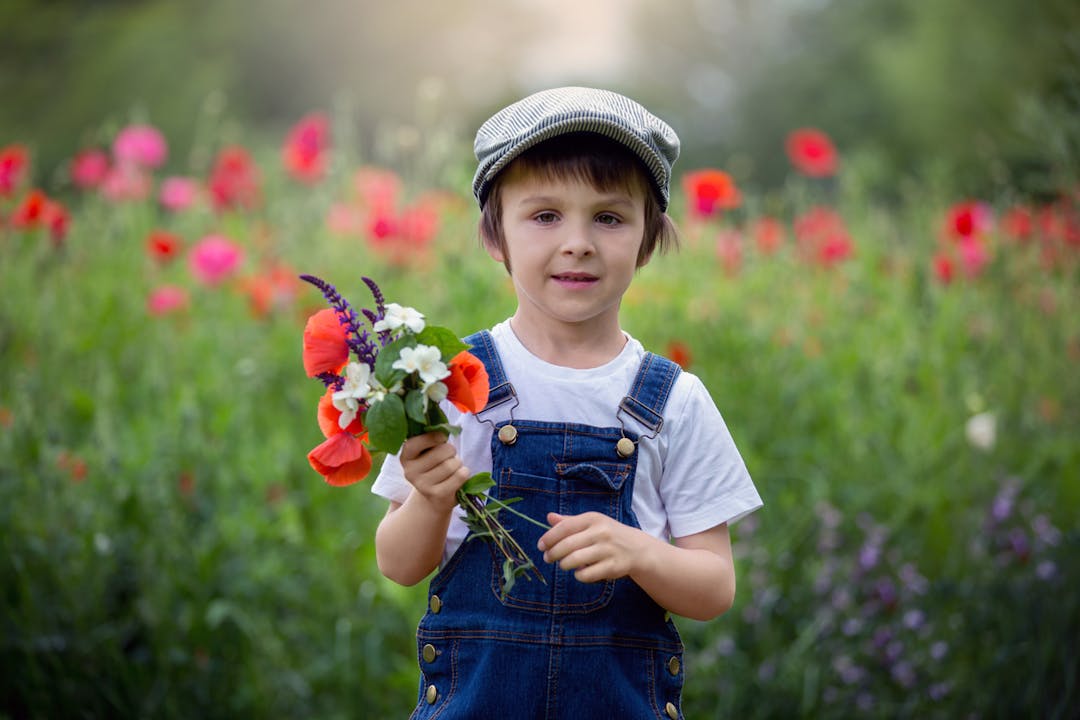 Junge mit Blumenstrauß