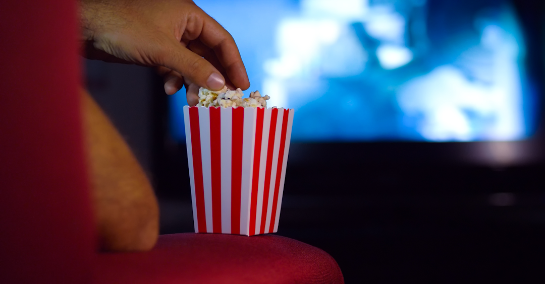 Popcorn im Kino männlich