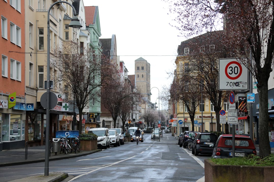 Die Einkaufsstraße Deutzer Freiheit in Köln.