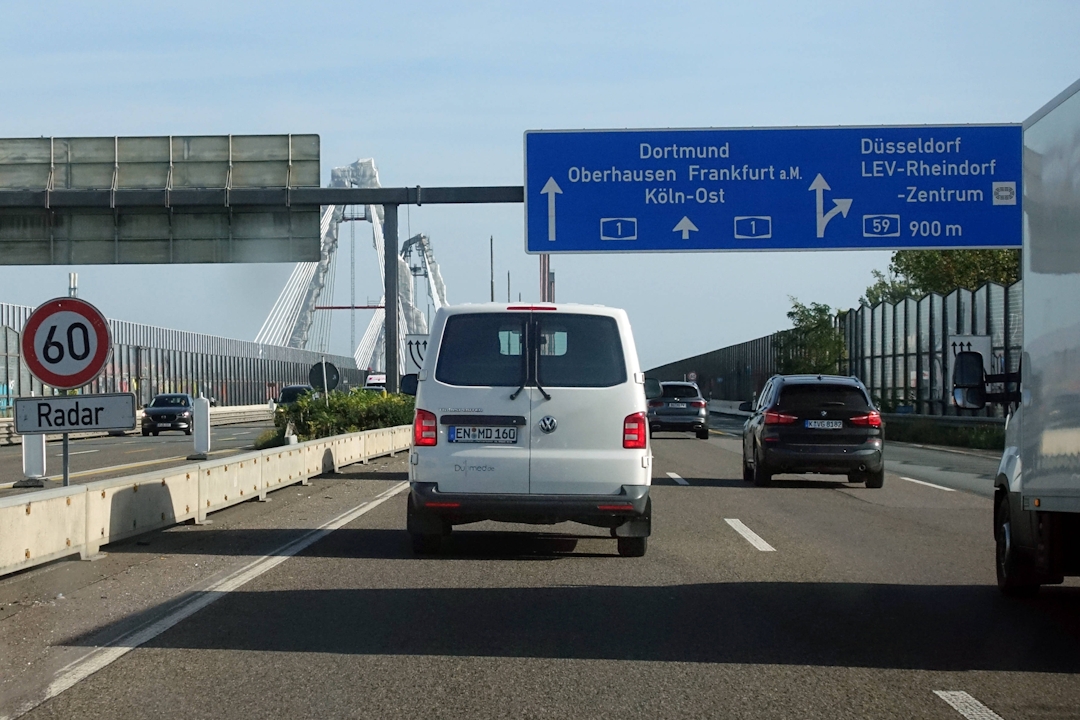 Autos vor der Rheinbrücke Leverkusen auf der A1