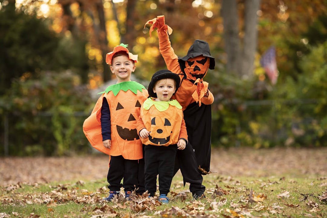Kinder im Halloween-Kostüm