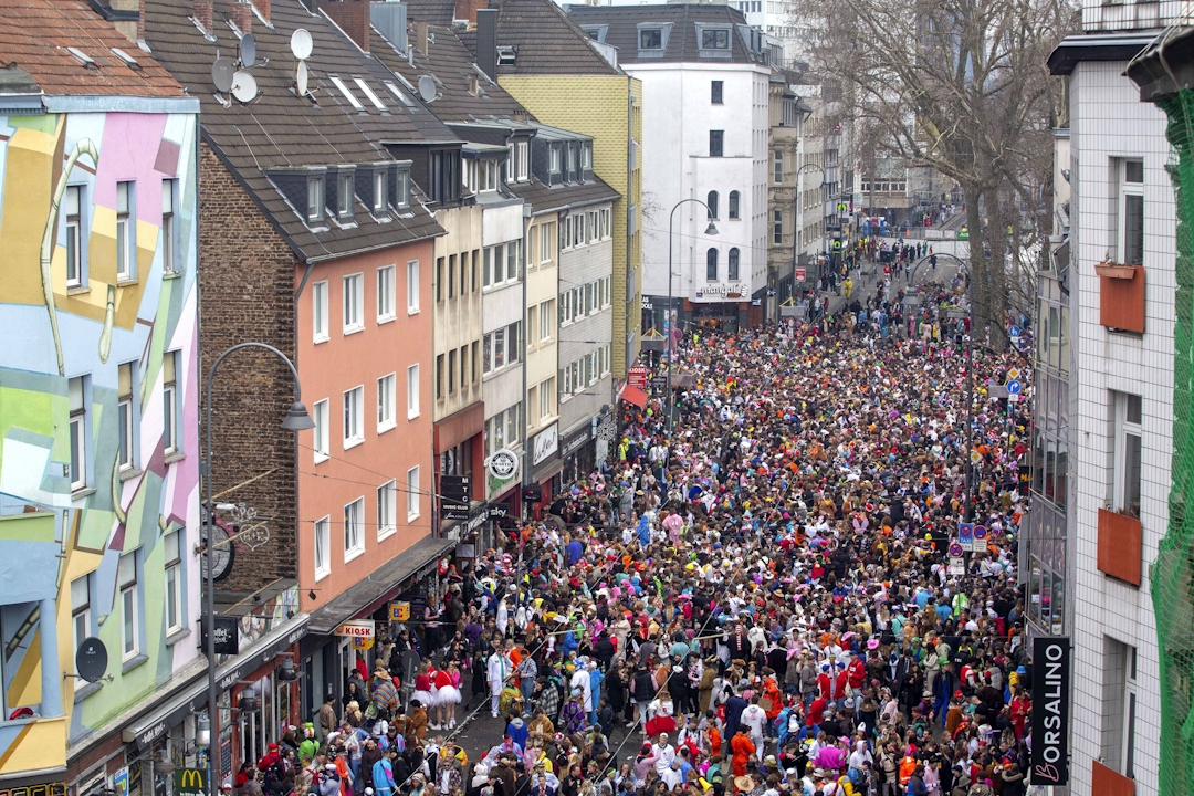 Karnevalist*innen feiern auf der Zülpicher Straße (Foto: Imago / Manngold)
