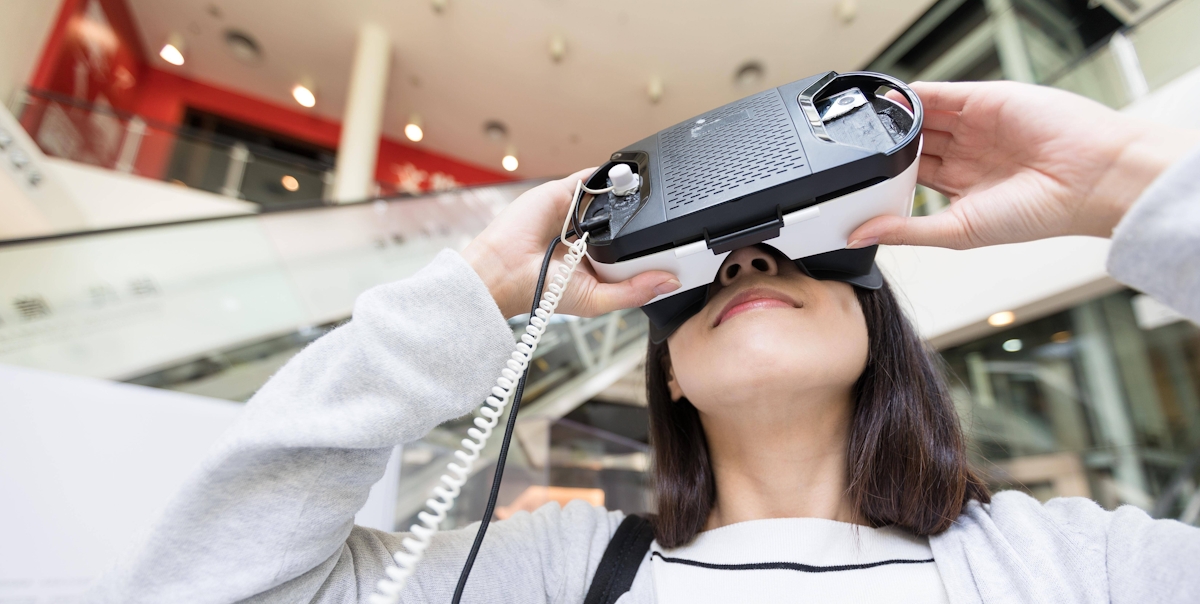 Frau probiert VR-Brille im Museum aus