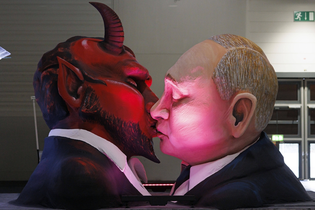 Putin küsst Satan: Einer der 24 Persiflagewagen 2023.