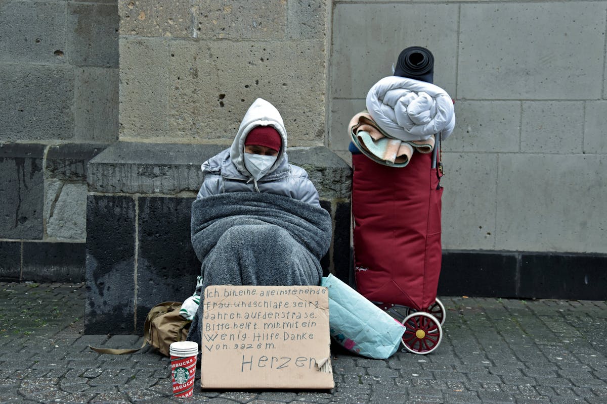 Frierende obdachlose Frau